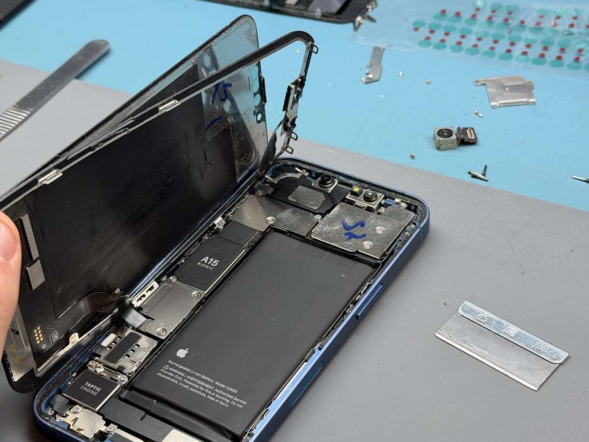 iphone-13-otevreny-celkovy-pohled